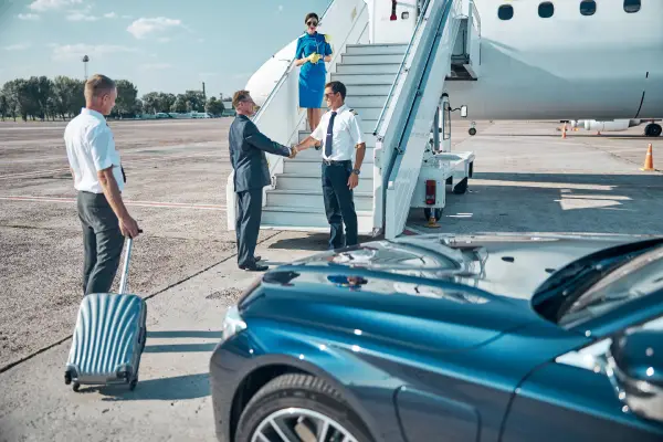 jet personal trifft vip gast gebracht mit https://chauffeur-service-münchen.com/